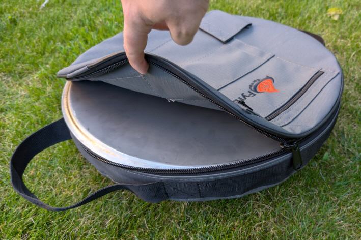 Inklusive Tasche aus robustem Canvas.