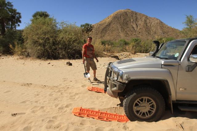 Maxtrax als Bergehilfe im Sand.