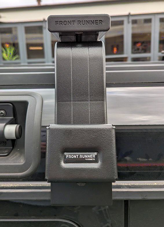 Genaue und formschöne Passform der stabilen Füße.