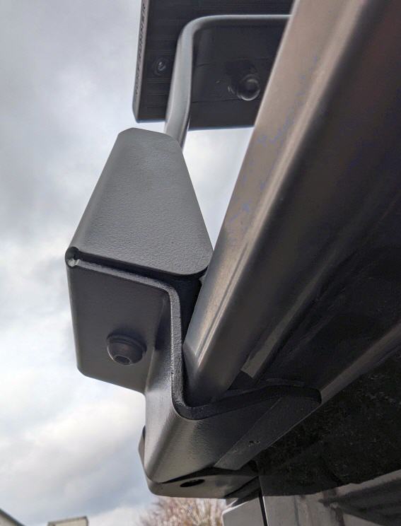 An die Regenrinne angepasst. Bilder: Weis